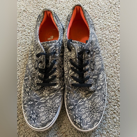 Vans - Picture 2 of 4